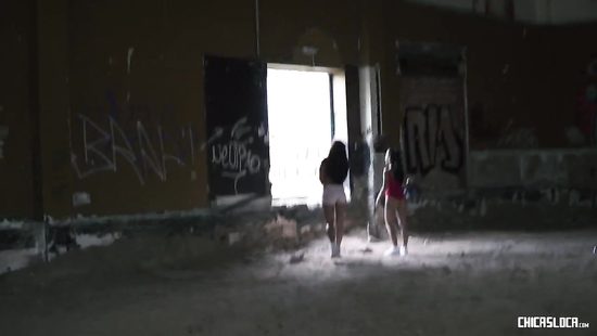 Весёлое трио устроили еблю в заброшенном здании