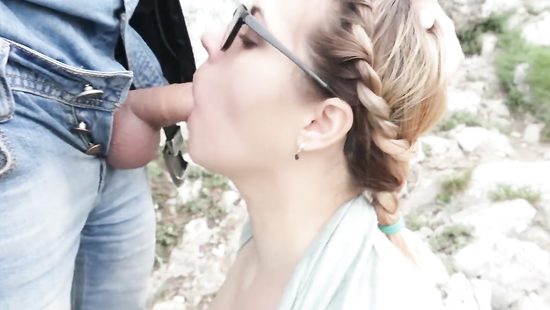 Парочка ебется во время похода в горах